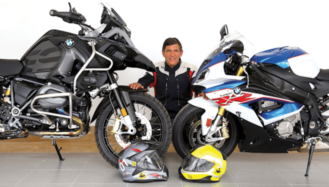 El libro incluye todas las facetas en las que BMW tiene implicación, como el equipamiento, los viajes, la investigación, los eventos… hasta se escucha el sonido de las principales motocicletas que fueron referencia en cada decenio.
