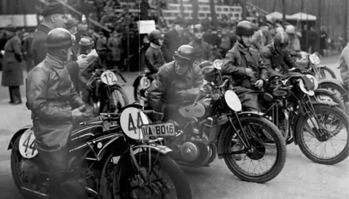 Bestseller extendido sobre la historia completa y autorizada del motociclismo BMW. Contiene información verificada, junto con una curaduría especialmente diseñada de 350 fotografías en alta resolución que nos guiaran a lo largo de la lectura, abarca todas las innovaciones de la marca, incluyendo el modelo R18 “vroom”.