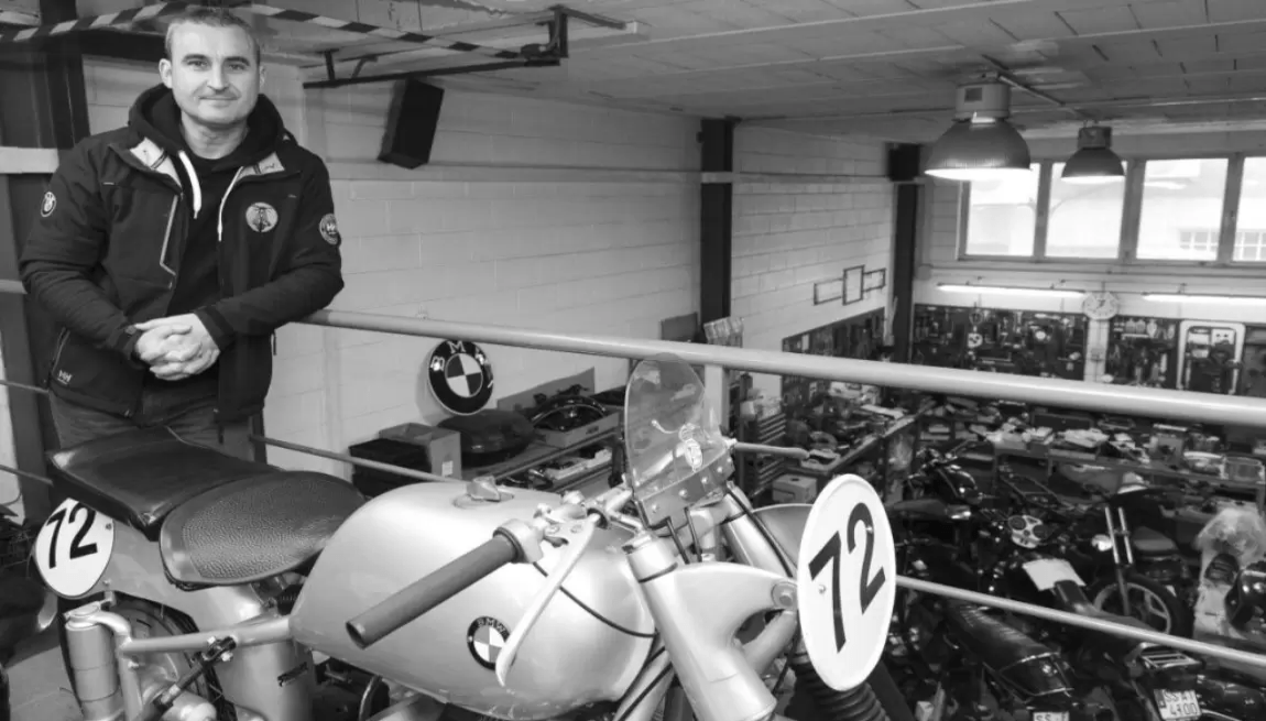 El templo de las BMW El único restaurador profesional de motocicletas BMW en España, Natxo Barral se ha convertido en uno de los mejores reparadores de motos clásicas de ese