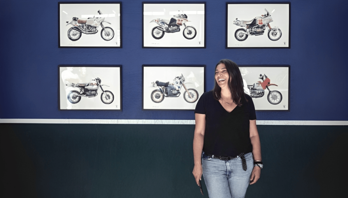 En esta ocasión conversamos con Mathilde Evrard, diseñadora e ilustradora, entusiasta de las motocicletas y autos de competición, los viajes largos y la exploración, quién nos hablará un poco sobre