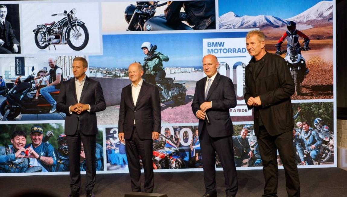 El Presidente del Consejo de Administración de BMW AG, Oliver Zipse, junto con el director de BMW Motorrad