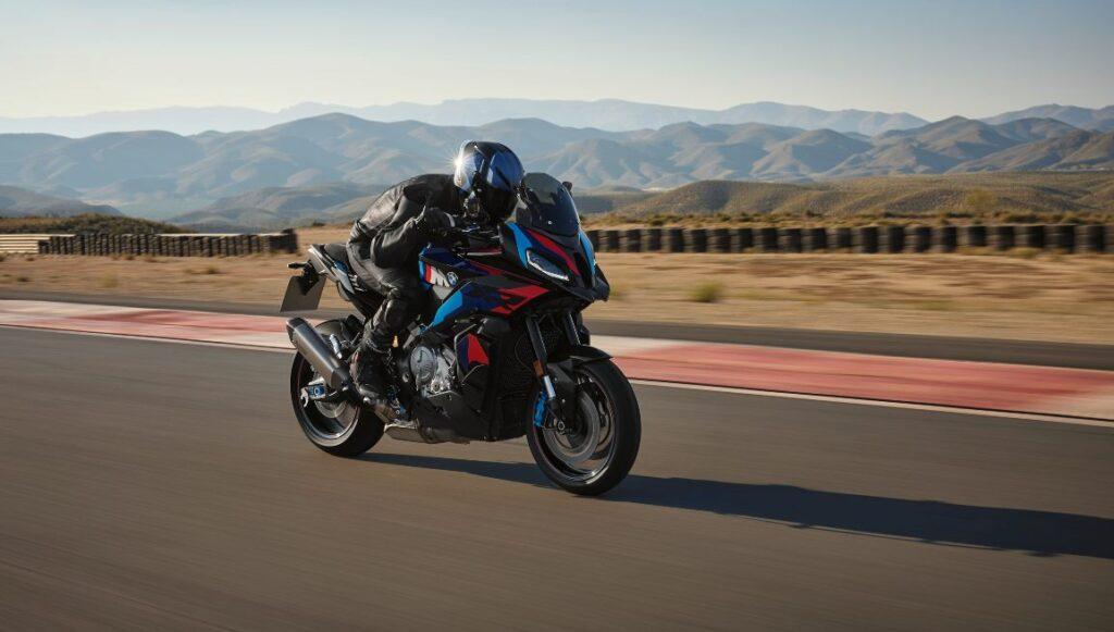 BMW Motorrad presenta la nueva colección de ropa BMW Motorrad 2024.