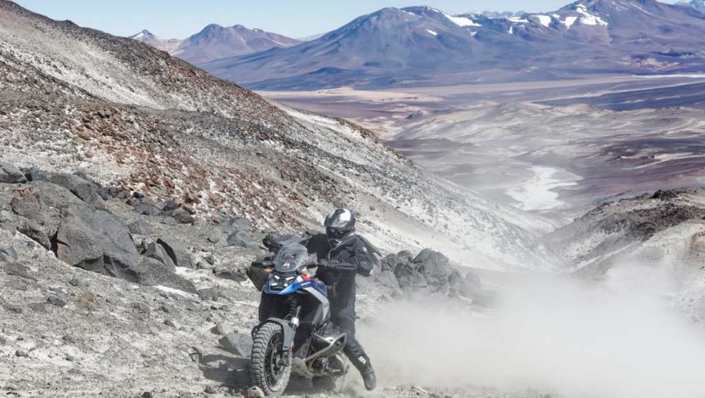 BMW Motorrad escala el volcán activo más alto del mundo con los modelos BMW R 1300 GS.