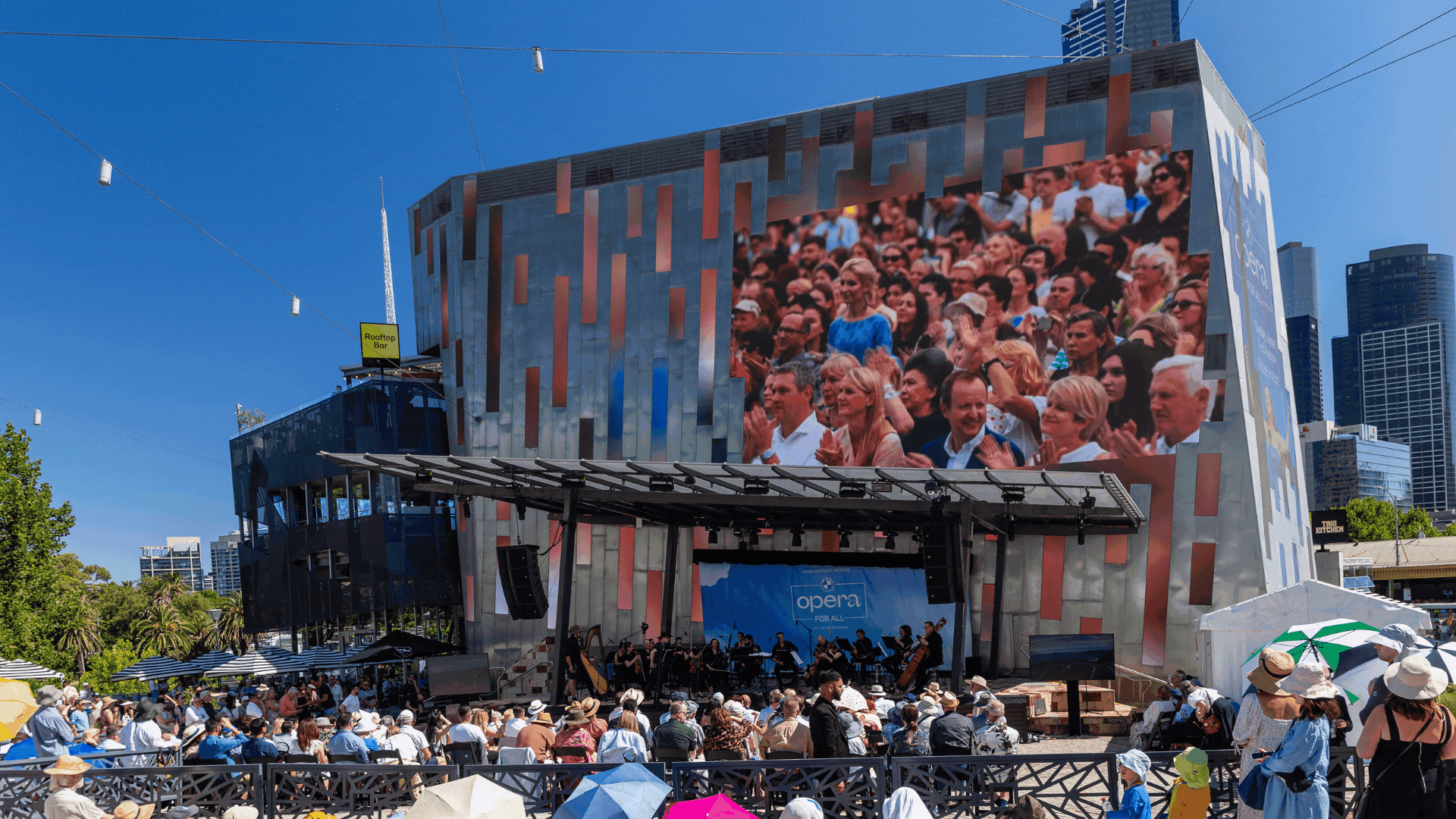 BMW y Opera Australia tocan la fibra sensible con el concierto gratuito Opera for All en Federation Square.