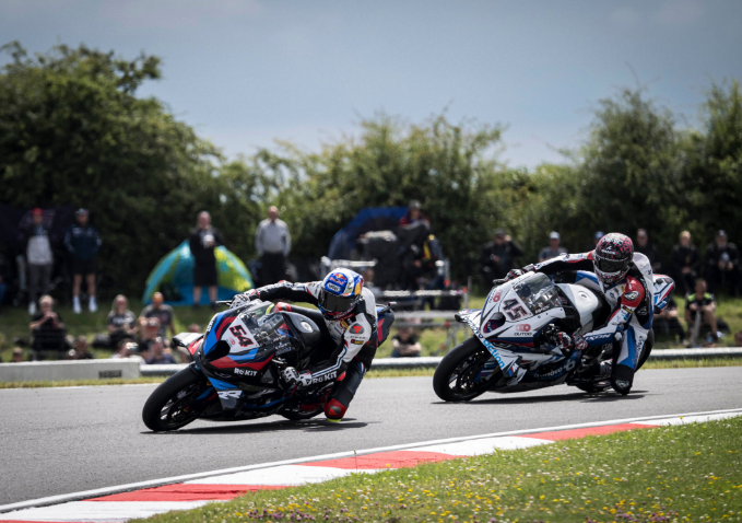 Pole position, tres victorias más y nuevos récords: Toprak Razgatlioglu es la referencia con la BMW M 1000 RR en Donington Park.