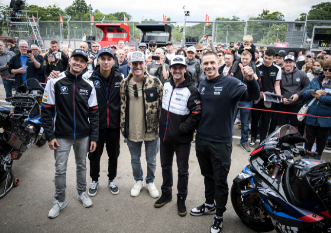 Pole position, tres victorias más y nuevos récords Toprak Razgatlioglu es la referencia con la BMW M 1000 RR en Donington Park.