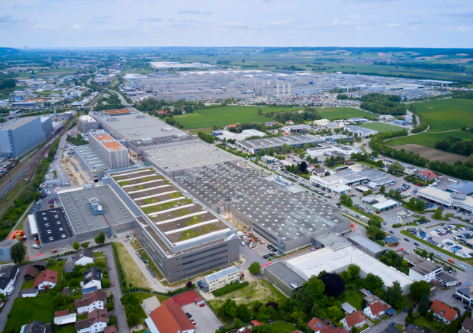 Expansión Global y Nuevas Instalaciones Para satisfacer la creciente demanda de modelos electrificados, BMW Group ha creado una red global de producción con ubicaciones adicionales en Leipzig, Ratisbona, Spartanburg (EE.UU.) y Shenyang (China) para la actual generación de baterías de alto voltaje. La nueva sexta generación de baterías, que se lanzará en 2025, se fabricará en sitios en EE.UU., México, China, Hungría y en Irlbach-Straßkirchen, en Baja Baviera. Siguiendo el principio de "local por local", estos sitios están ubicados cerca de las plantas de vehículos de BMW Group para optimizar la producción. La Planta 02.20 como Centro de Competencia La planta 02.20 continuará desempeñando un papel clave en el futuro de BMW Group, apoyando el desarrollo de nuevas instalaciones y compartiendo su experiencia con nuevas plantas, como la de Debrecen y la nueva planta de baterías de alto voltaje en Irlbach-Straßkirchen. La planta de motores en Steyr, Austria, también se beneficiará de la experiencia adquirida en Dingolfing. Stefan Kasperowski afirma: "La capacidad de la planta de Dingolfing y las habilidades de sus empleados seguirán siendo muy demandadas". Markus Fallböhmer añade: "Estamos cosechando grandes beneficios al haber adelantado la curva de aprendizaje en la producción de componentes electrónicos. La red de producción global está aprovechando este conocimiento para continuar el éxito y fomentar el crecimiento de la movilidad eléctrica en BMW Group".