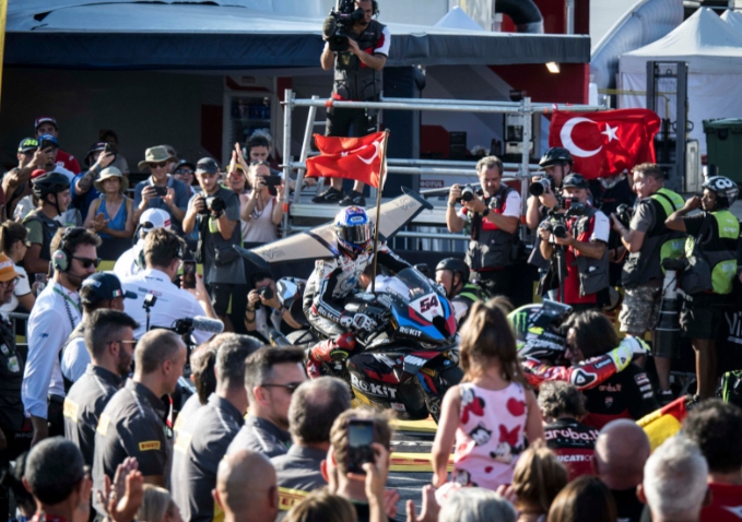 Toprak Razgatlioglu hace historia con 13 victorias consecutivas en el Campeonato del Mundo FIM Superbike