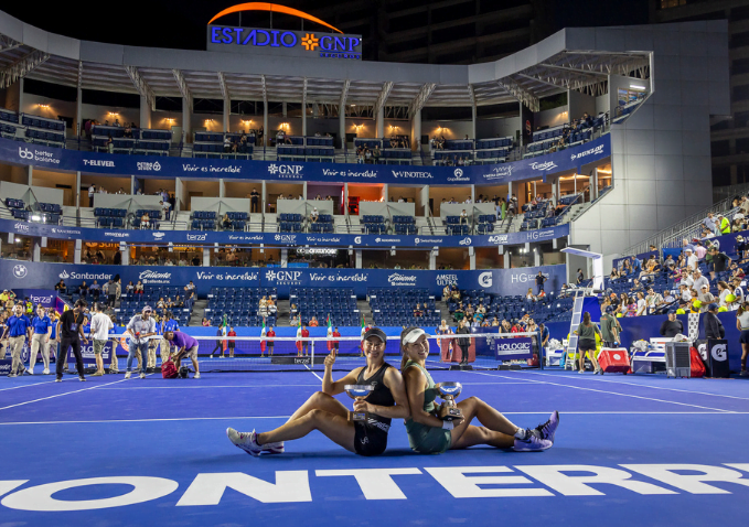 Información sobre el Abierto GNP Seguros 2024 El Abierto GNP Seguros es un torneo internacional de tenis que forma parte del circuito de la WTA (Women's Tennis Association), el más importante del tenis femenil. En su decimosexta edición, celebrada del 17 al 24 de agosto en el Club Sonoma, Monterrey, Nuevo León, 32 tenistas compitieron en la categoría Singles, donde Linda Noskova se coronó como campeona. En la categoría Doubles, 16 parejas lucharon por el título, siendo Hanyu Guo y Monica Niculescu las ganadoras. Esta alianza entre BMW y el Abierto GNP Seguros 2024 subraya el compromiso de la marca con el deporte y su esfuerzo por ofrecer experiencias excepcionales a sus clientes y seguidores.