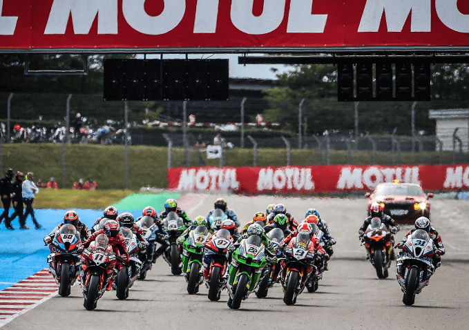 Pilotos BMW brillan en su Debut en el Circuito de Cremona en el Campeonato de Superbikes