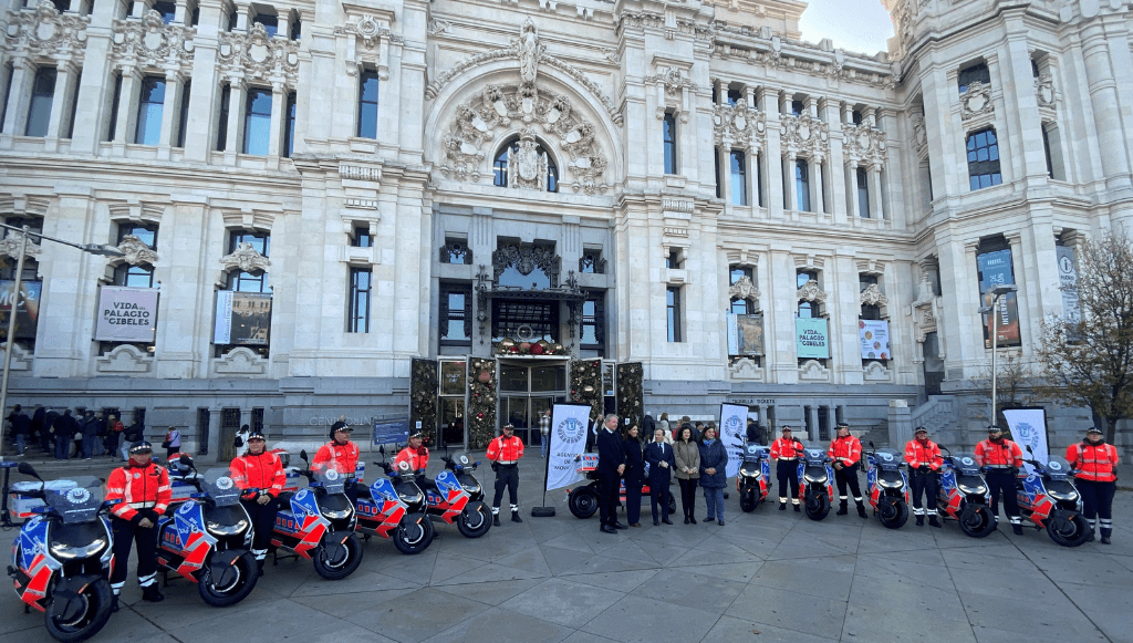 BMW Motorrad y Alphabet Entregan Flota de Scooters Eléctricos BMW CE 04 a Agentes de Movilidad de Madrid