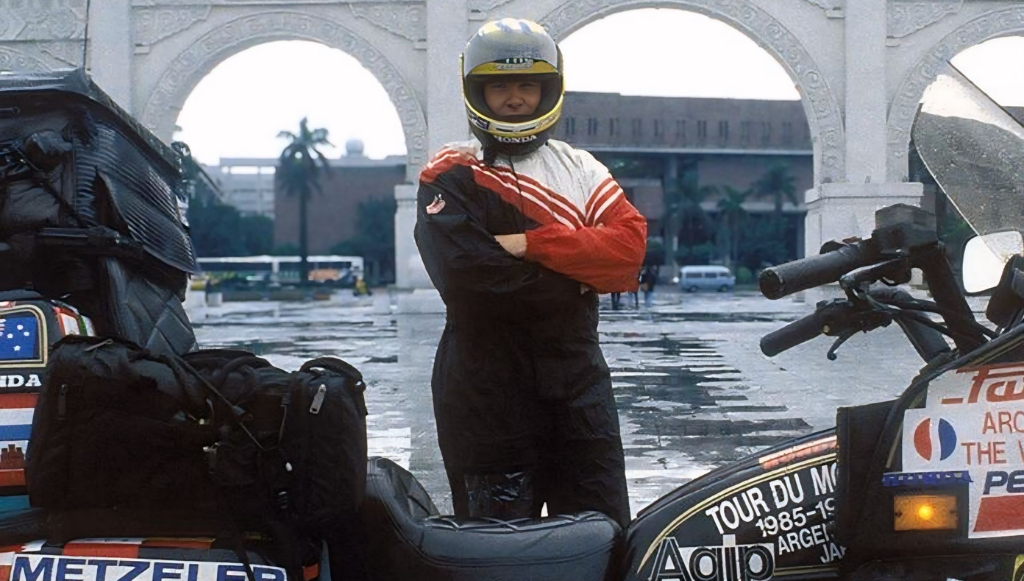 DE LA TIERRA A LA LUNA IDA Y VUELTA EN MOTOCICLETA