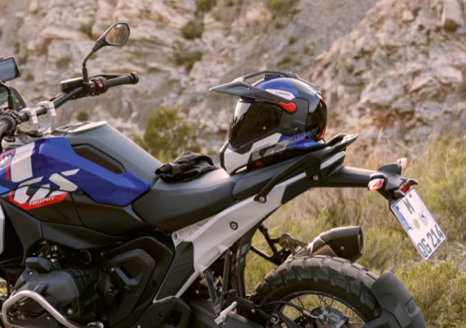 BMW Motorrad lanza el nuevo casco GS Rallye Carbon y el sistema ConnectedRide COM P1 GS