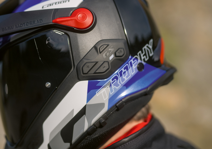 BMW Motorrad lanza el nuevo casco GS Rallye Carbon y el sistema ConnectedRide COM P1 GS