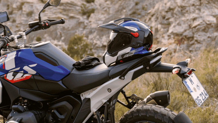 BMW Motorrad lanza el nuevo casco GS Rallye Carbon y el sistema ConnectedRide COM P1 GS