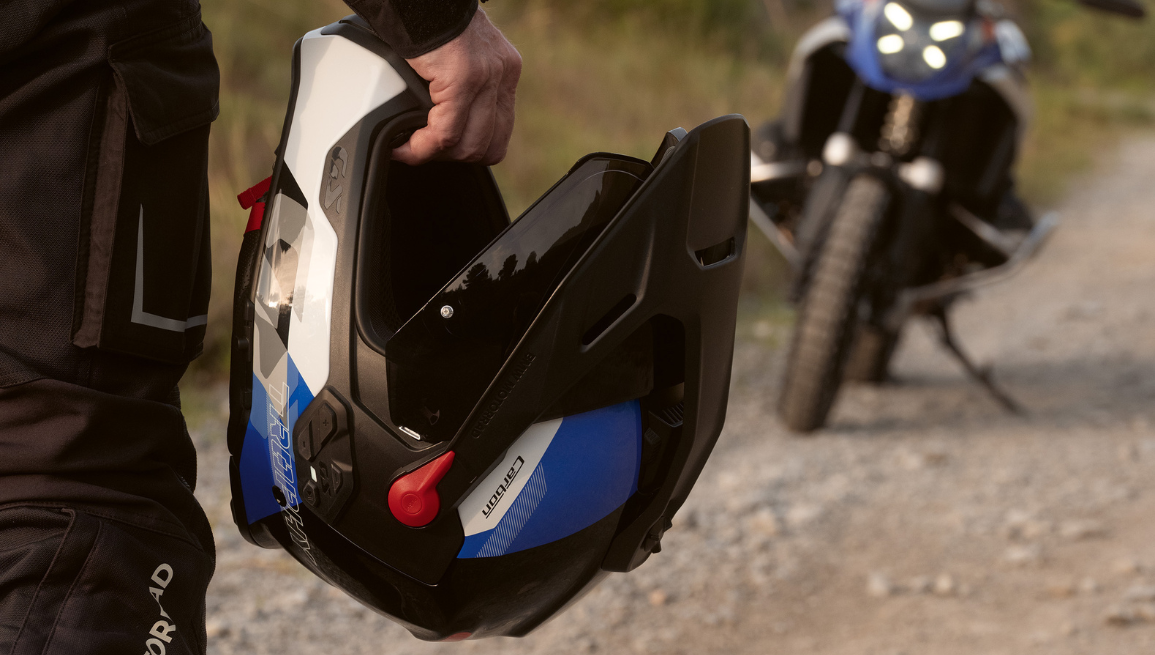 BMW Motorrad lanza el nuevo casco GS Rallye Carbon y el sistema ConnectedRide COM P1 GS