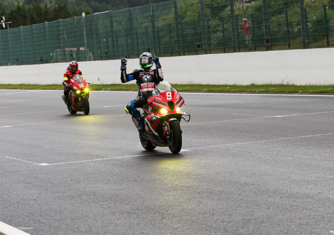Éxitos de la BMW M 1000 RR en el FIM EWC y en el Tourist Trophy de la Isla de Man