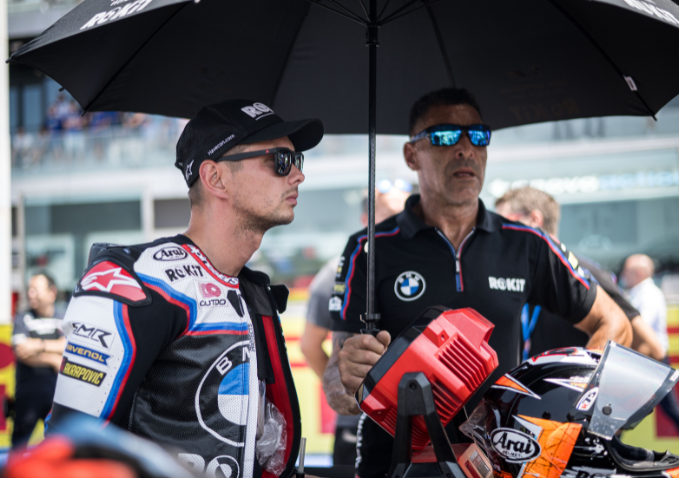 WorldSBK Misano 2025: Hat-trick de Toprak Razgatlioglu con BMW