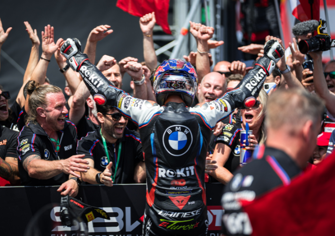 WorldSBK Misano 2025: Hat-trick de Toprak Razgatlioglu con BMW