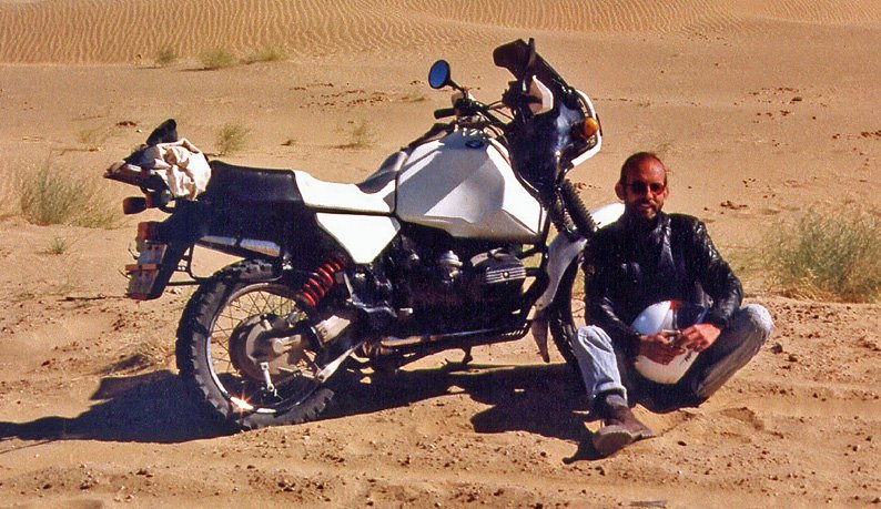 UAS_Sam_and_Bike_in_Thar_Desert_IndiaL3500_LN