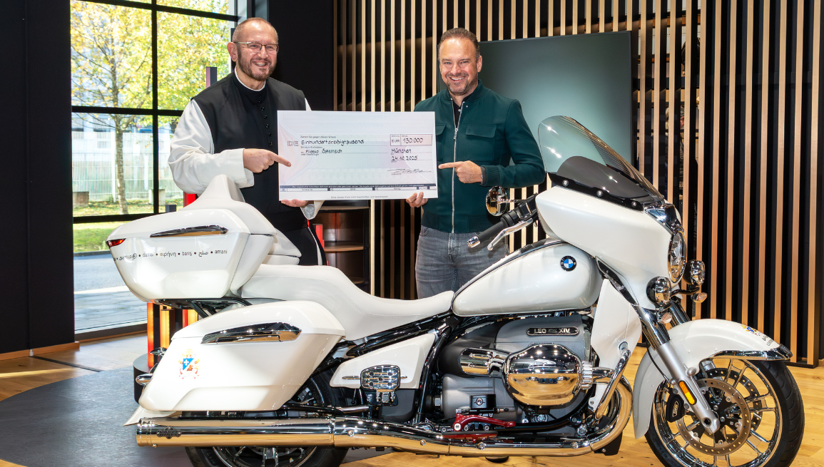 Exitosa subasta de la BMW R 18 Transcontinental firmada por el Papa León XIV