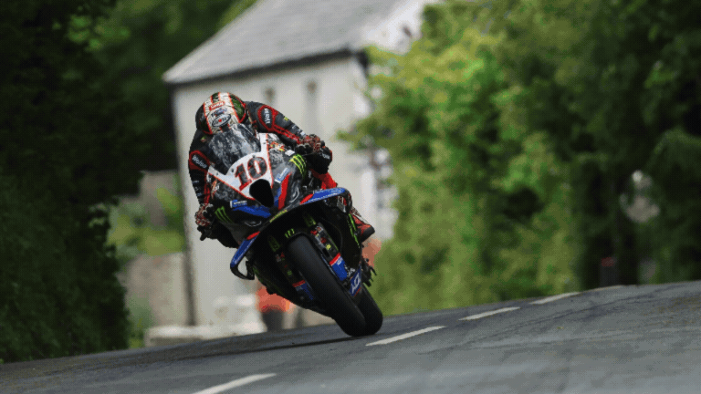 Peter Hickman regresa al podio con BMW en el Isle of Man TT 2026