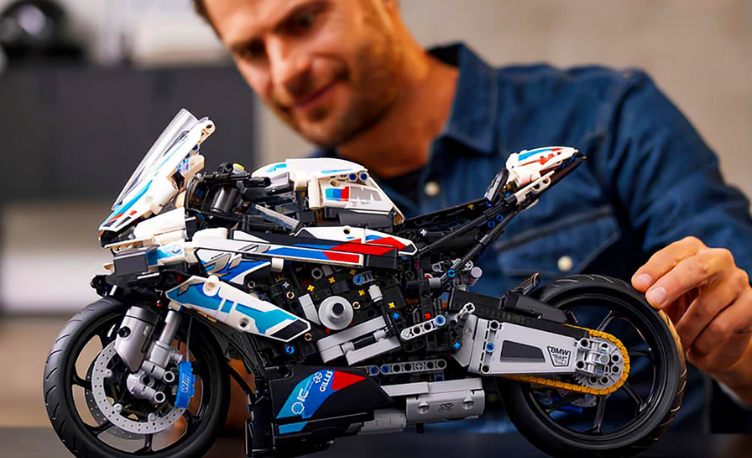 LEGO Technic BMW M 1000 RR