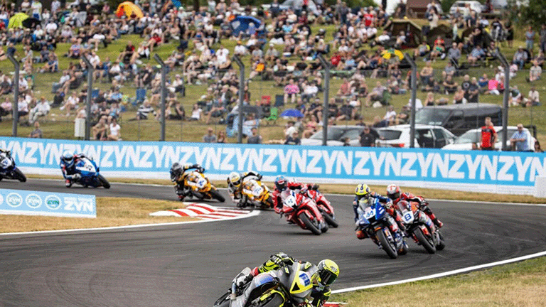 BMW M 1000 RR suma puntos en BSB Oulton Park