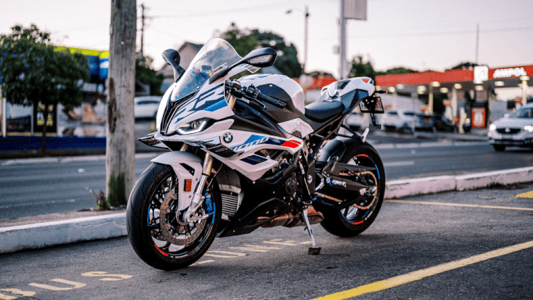 BMW S 1000 RR: la deportiva de calle con ADN de Superbikes