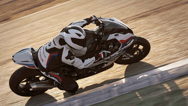 BMW Motorrad trabaja en la seguridad del motociclista.