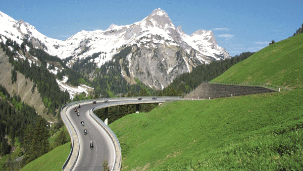 Recorra las exigentes carreteras en las alturas de los Alpes.